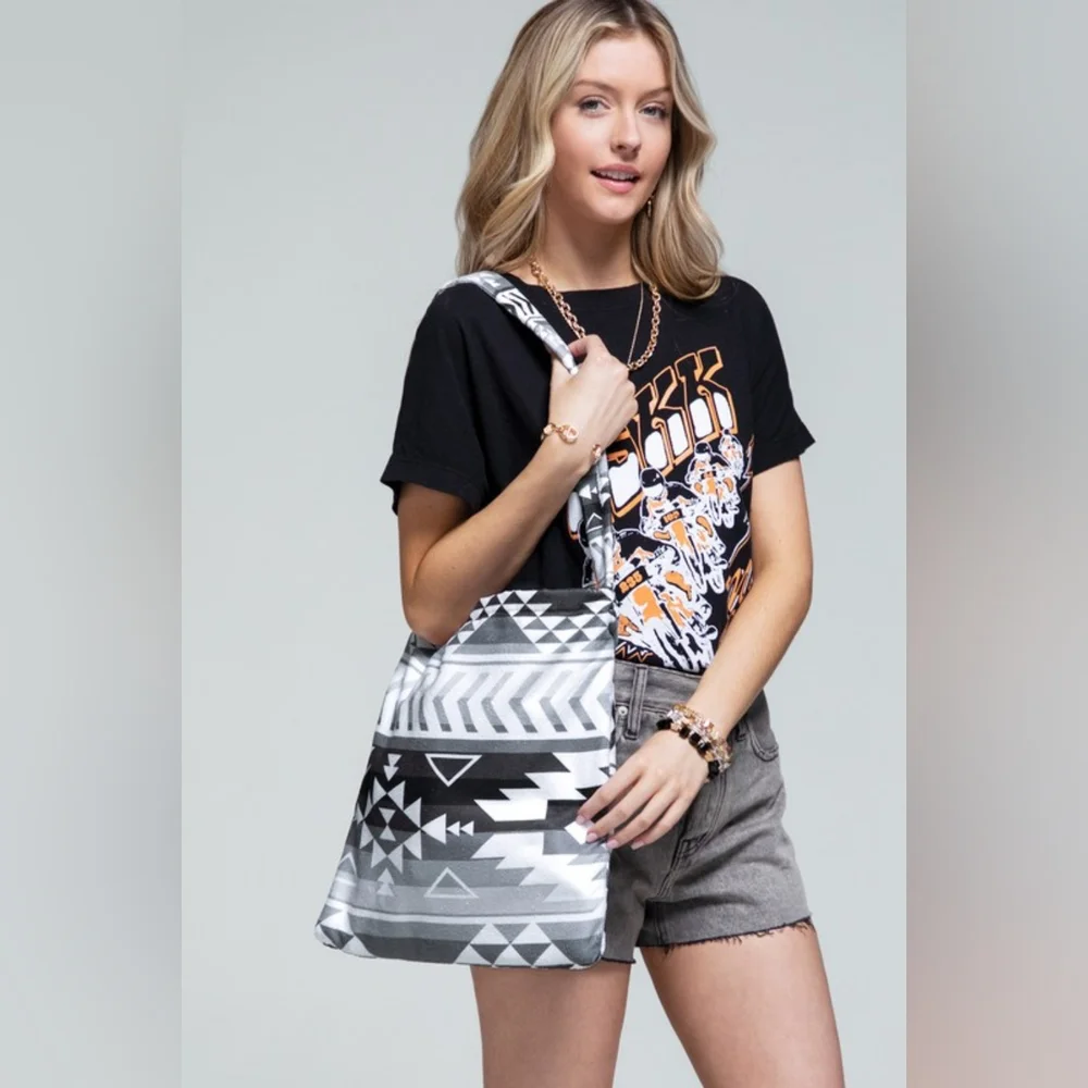 2 in 1 Beach Towel & Bag - Shoulder Bag Turns Into a Beach Towel! - Black White - Picture 4 of 9